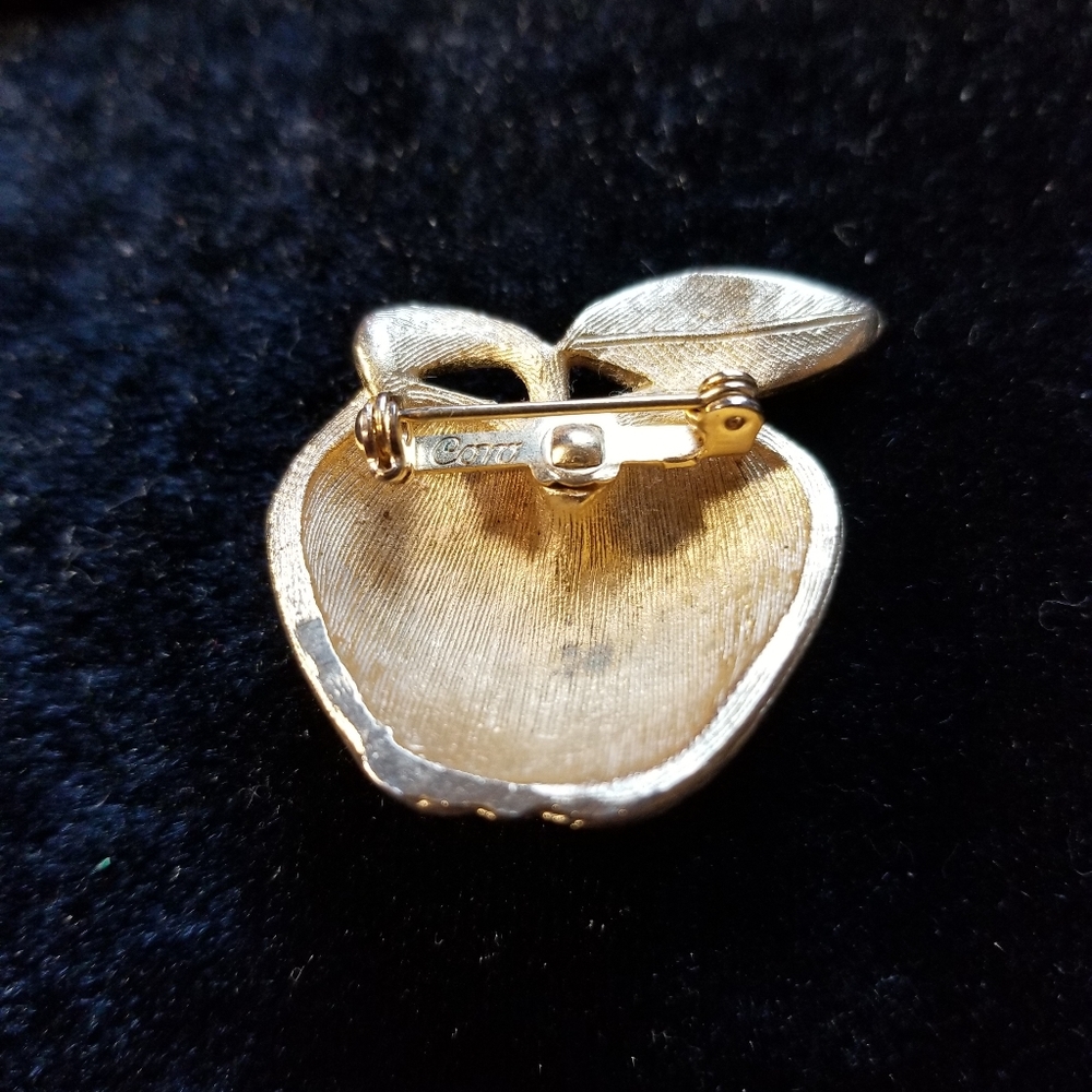 VINTAGE 1950s CORO gold tone apple  brooch pin - Picture 5 of 5